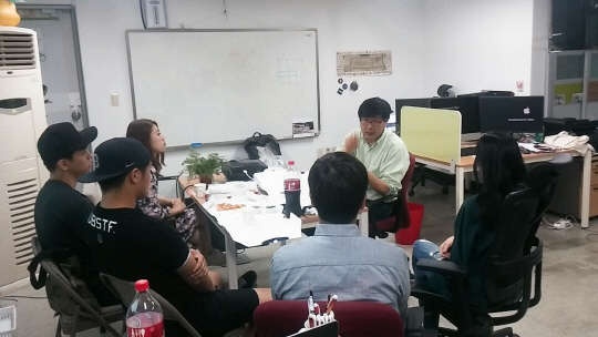 조산구 코자자 대표(윗쪽 가운데 흰 셔츠)가 대학생 서포터즈를 대상으로 공유 경제와 서비스에 대해 설명하고 있다. 코자자 제공